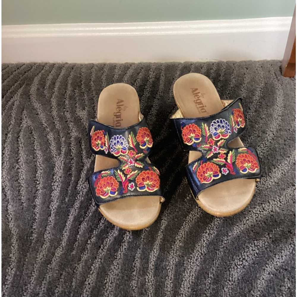 Alegria Linn Embroidered Wedge Sandals Leather Size 38 Black EUC Bohemian